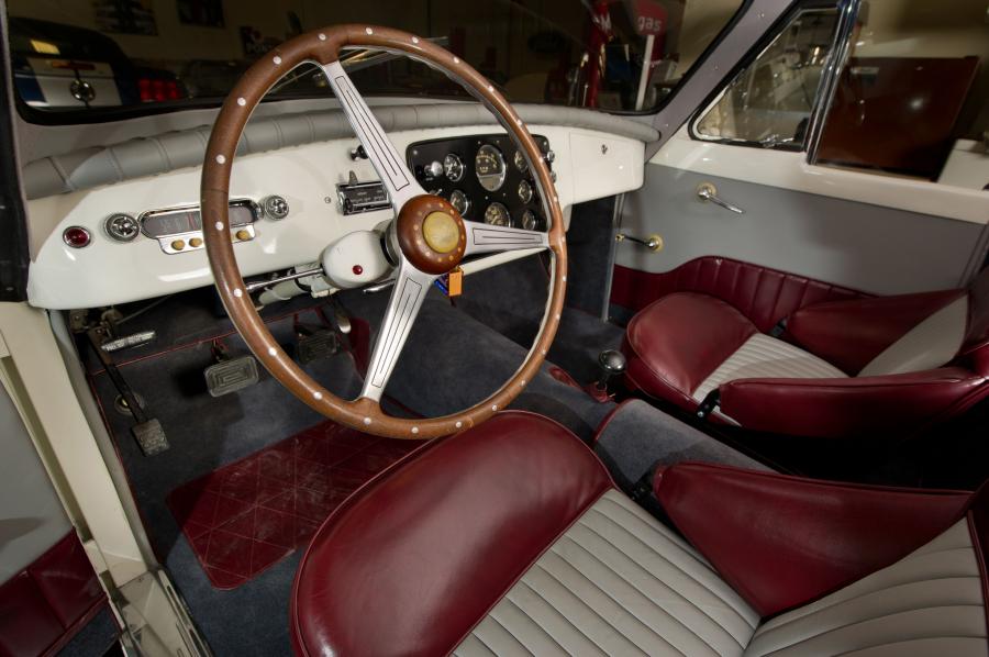 Интерьер Cunningham C-3 West Palm Beach Coupe 1952 года  (фото 13 из 20)